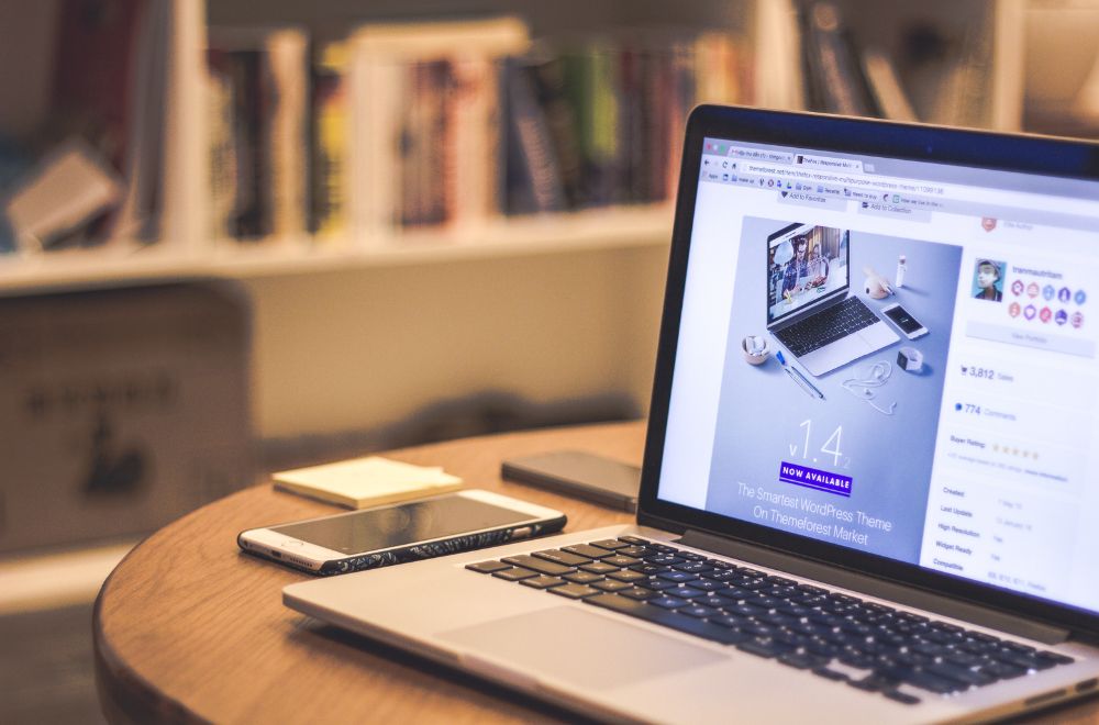 Minimalismul în designul web Simplitate și funcționalitate în era informației